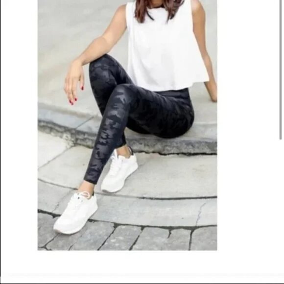 Spanx Faux Leather Camo Leggings Size XS - Picture 3 of 14